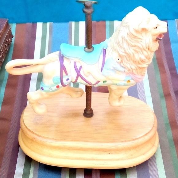 Vintage Lion Carousel Music Boxes - Picture 3 of 16